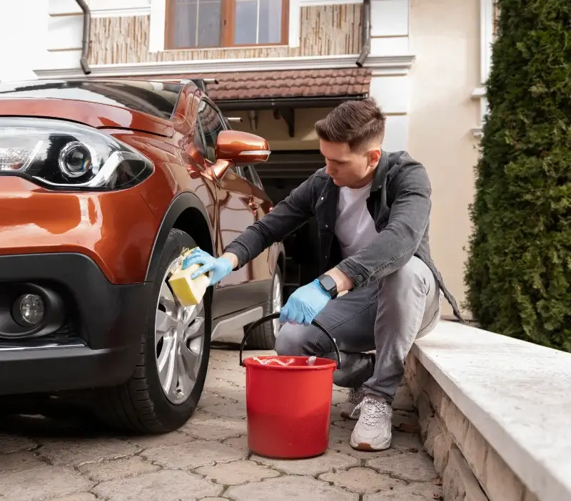 Lavage auto à domicile Castet-Arrouy : professionnel intervenant sur un véhicule
